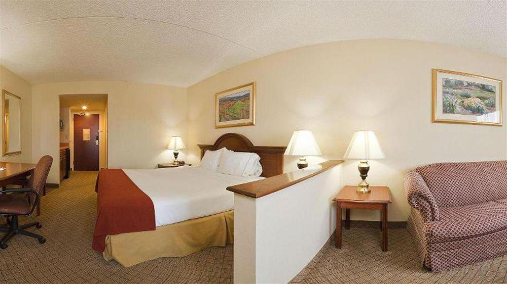 Express And By Ihg Hotel 2*